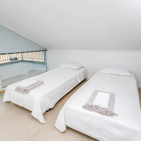 Sleeps 8 With Pool Air Con And Wifi Villa