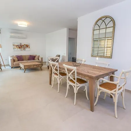 Villa Sleeps 8 With Pool Air Con And Wifi *