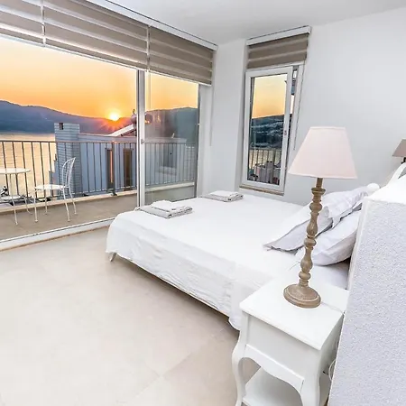Sleeps 8 With Pool Air Con And Wifi