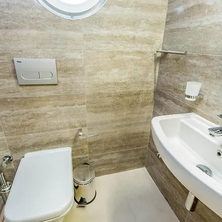 Sleeps 8 With Pool Air Con And Wifi *