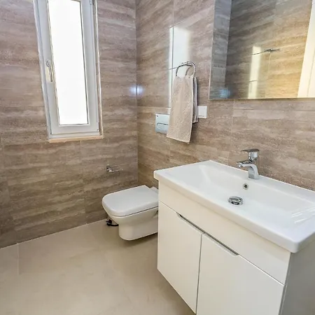 Sleeps 8 With Pool Air Con And Wifi Villa