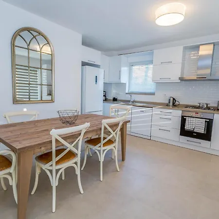 Villa Sleeps 8 With Pool Air Con And Wifi *