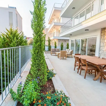 Sleeps 8 With Pool Air Con And Wifi *