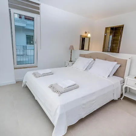Villa Sleeps 8 With Pool Air Con And Wifi