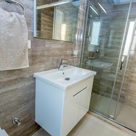 Sleeps 8 With Pool Air Con And Wifi Вилла